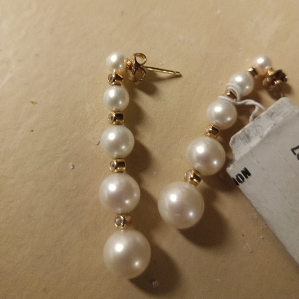 Beautiful pearl and gp earrings set